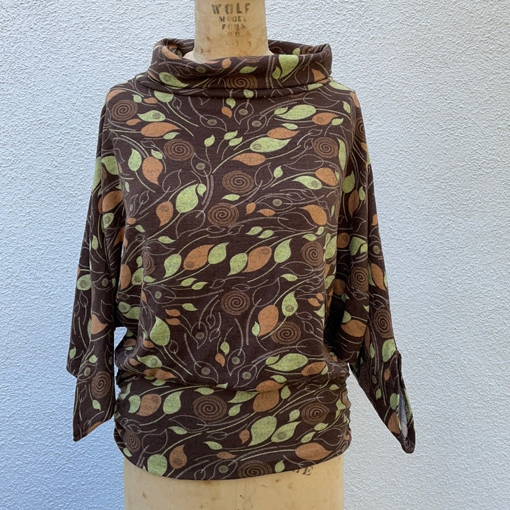 Very cute & comfy top from Japan, w/ cool print.